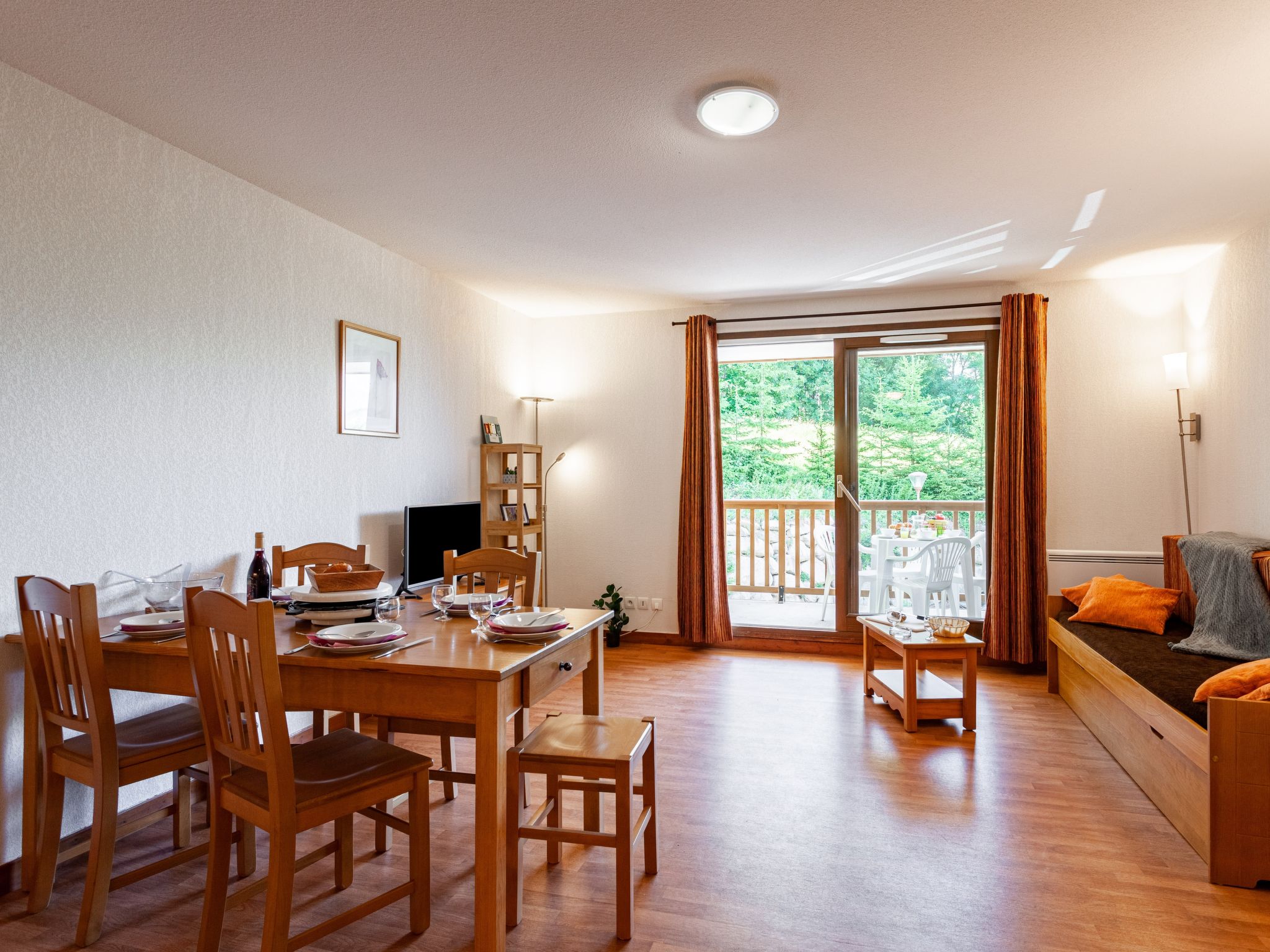 Appartement 2-kamers 45 m2 op de 1e verdieping, op het noorden gelegen. Eenvoudig en mooi ingericht: hal met gordijn met 1 x 2 stapelbedden (80 cm, lengte 190 cm). Woon-/eetkamer met 1 uitschuifbaar b..