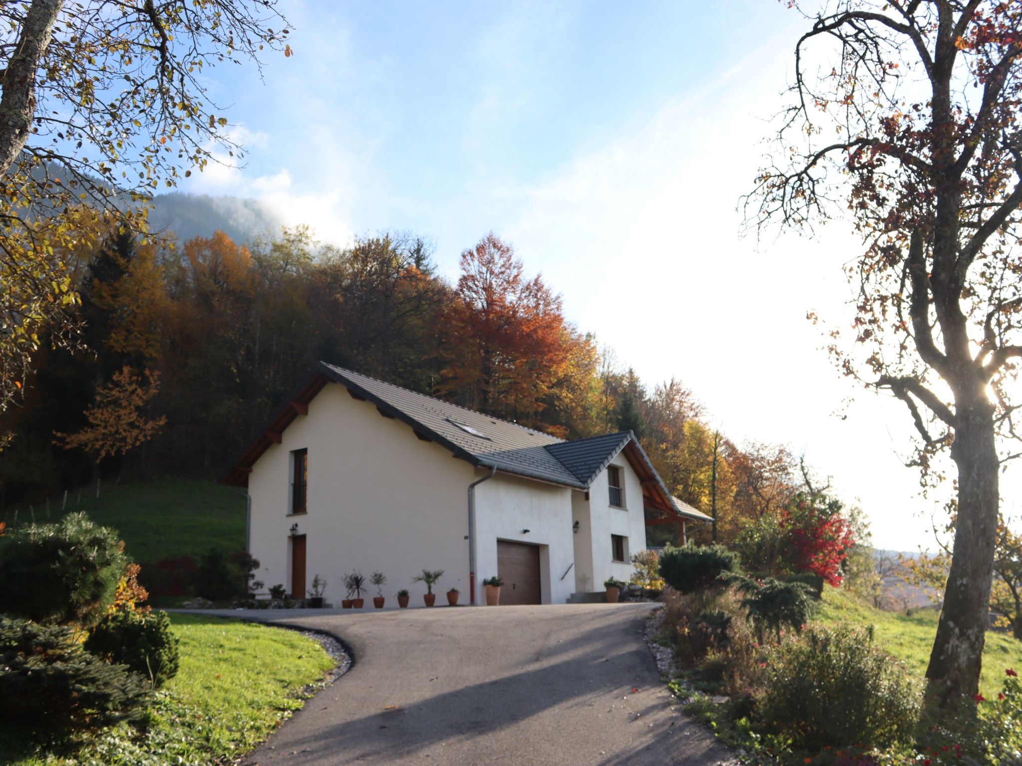 In Aiguebelette-Le-Lac mit Garten, Terrasse und Grill-Buiten