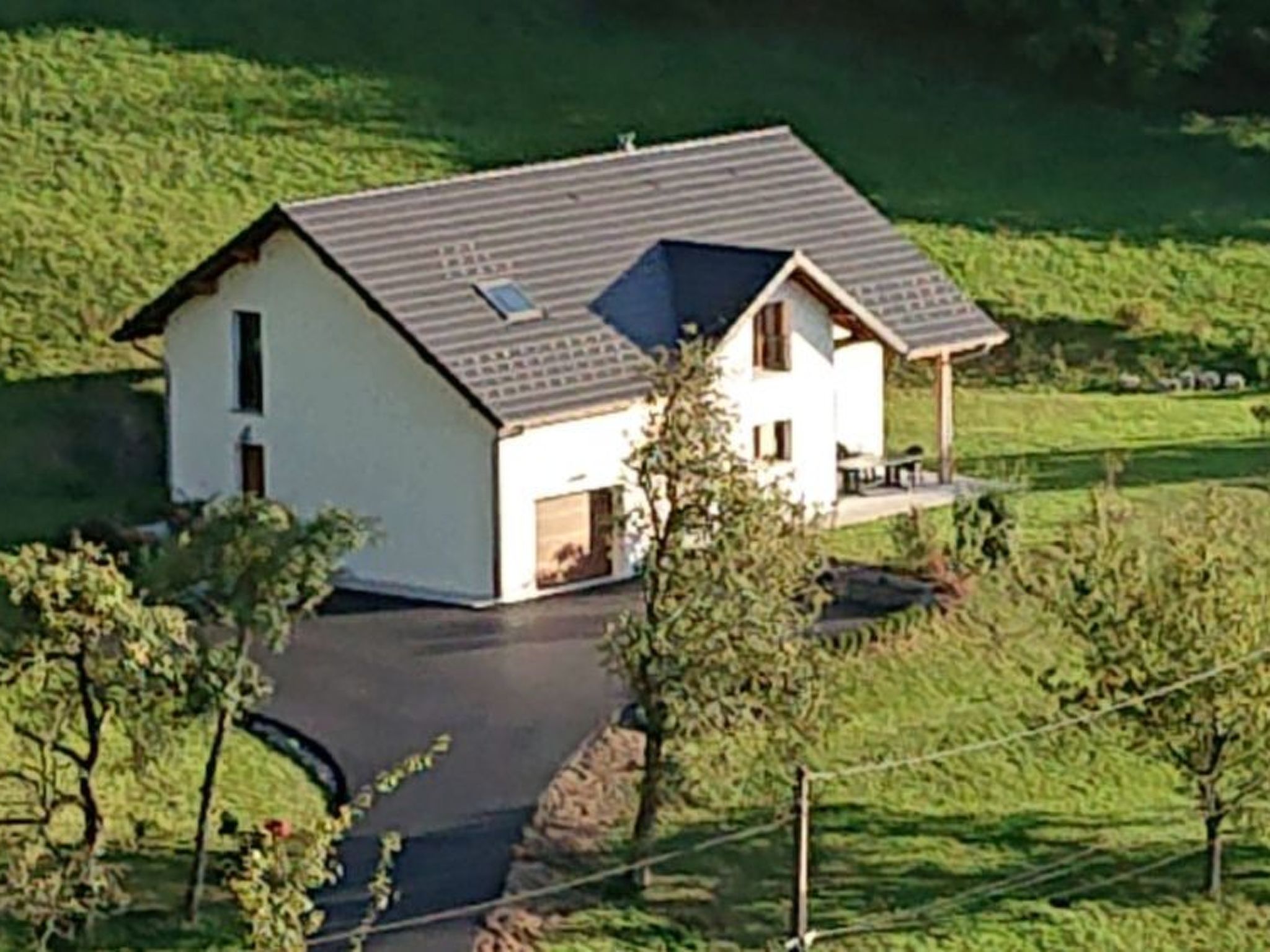 In Aiguebelette-Le-Lac mit Garten, Terrasse und Grill-Buiten