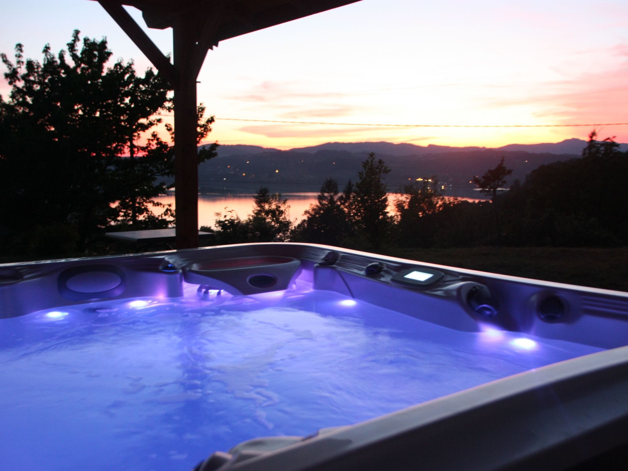 In Aiguebelette-Le-Lac mit Garten, Terrasse und Grill-Buiten