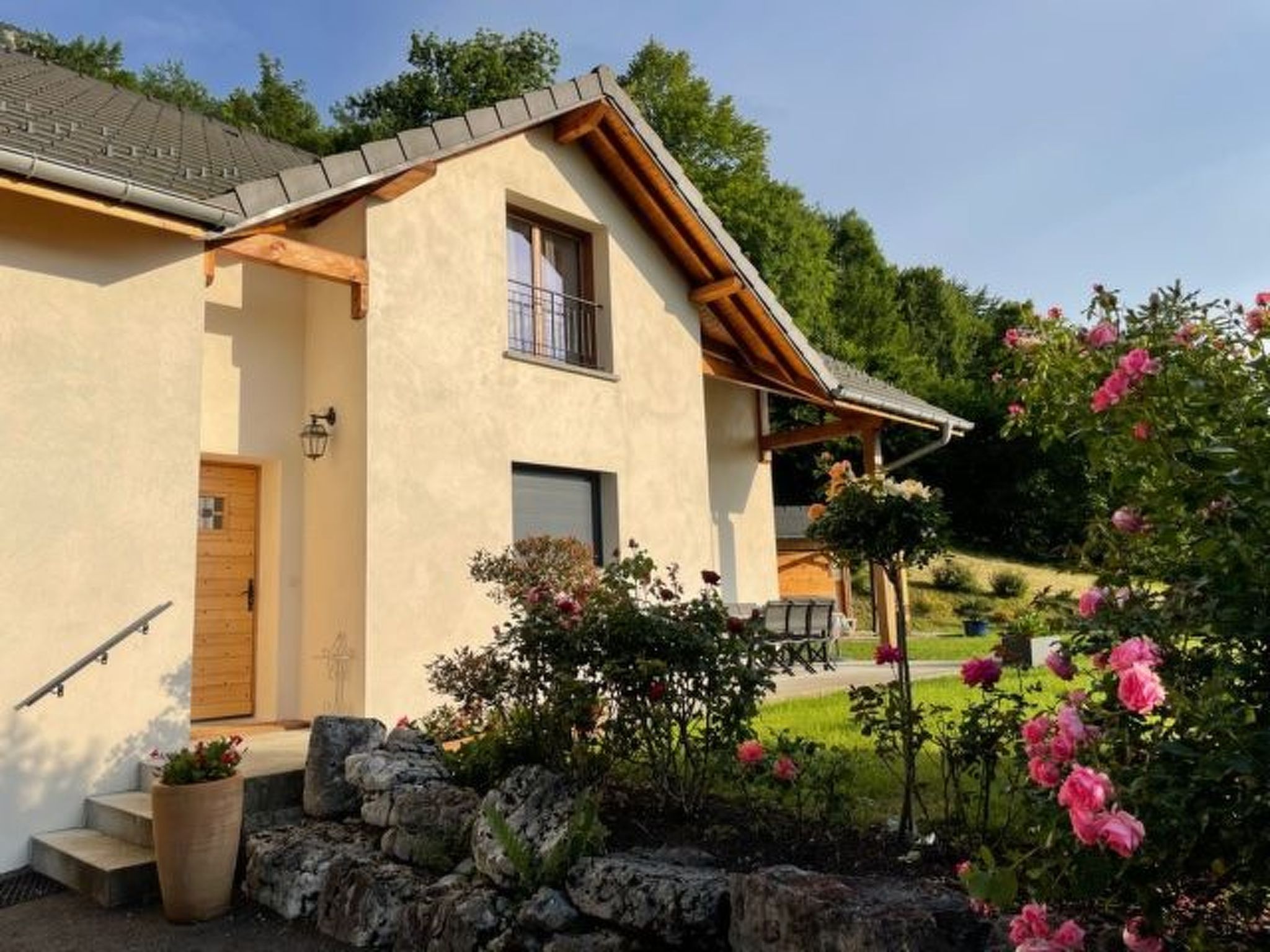 In Aiguebelette-Le-Lac mit Garten, Terrasse und Grill-Buiten