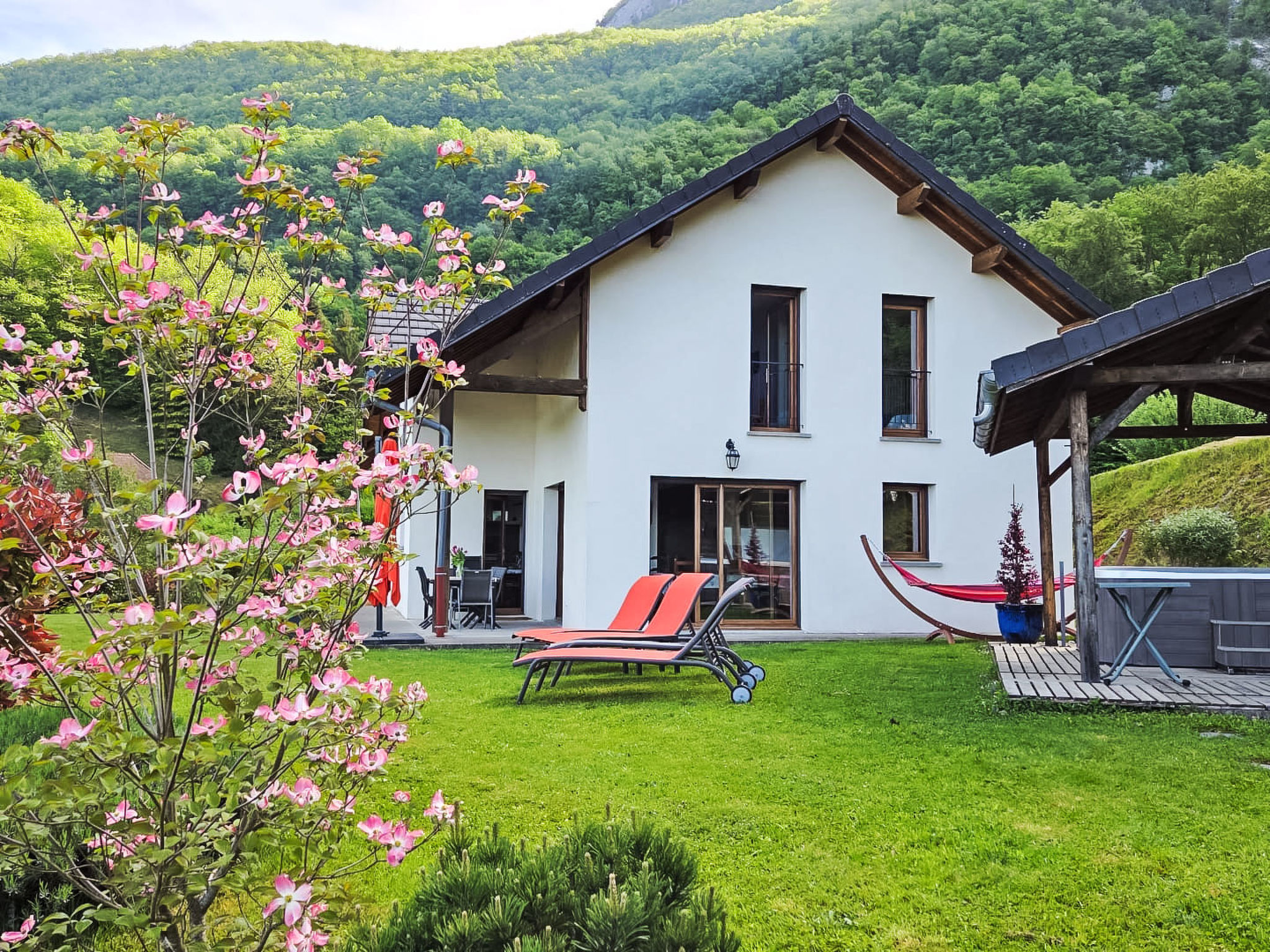 In Aiguebelette-Le-Lac mit Garten, Terrasse und Grill