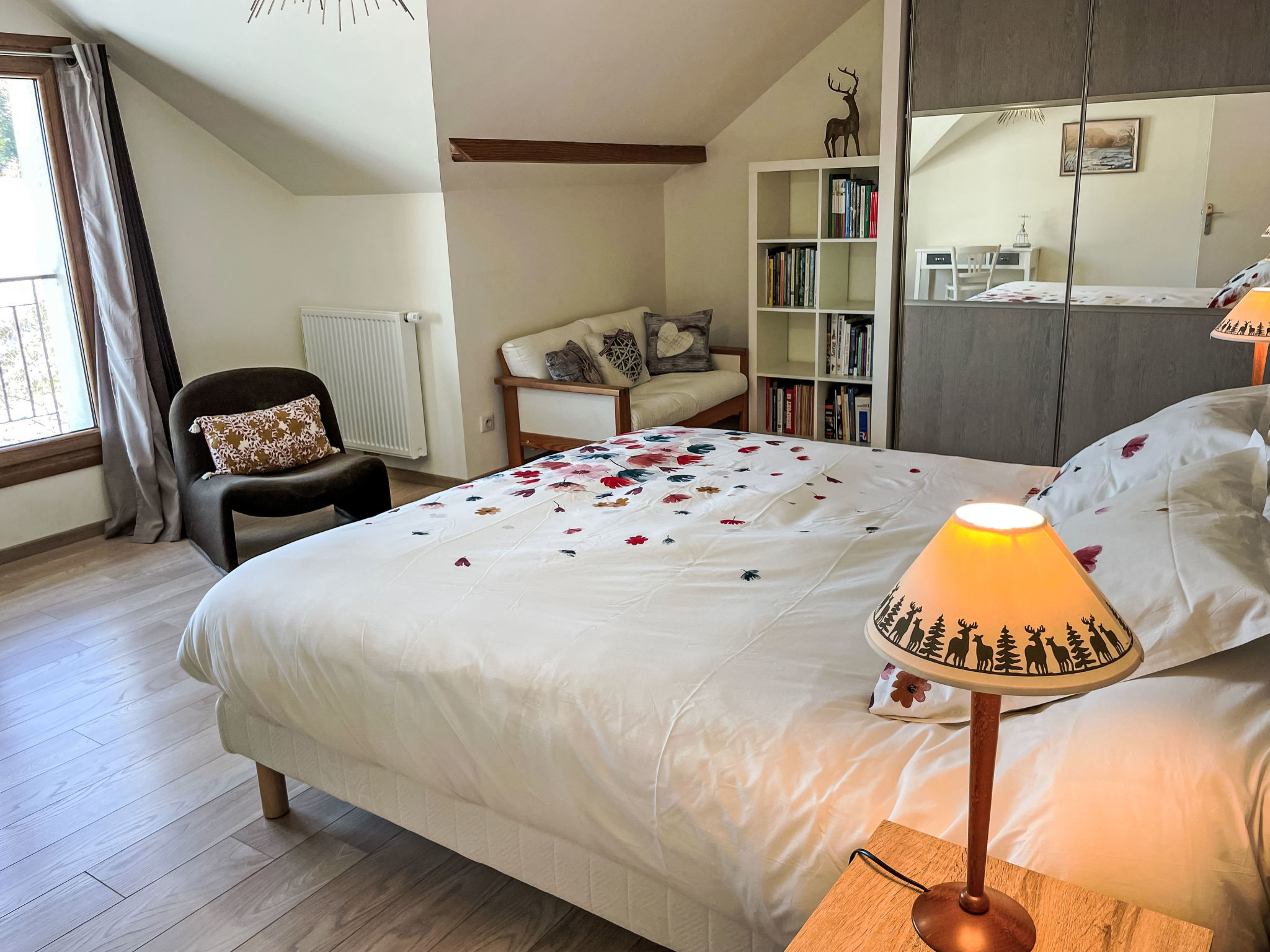 In Aiguebelette-Le-Lac mit Garten, Terrasse und Grill - Inside