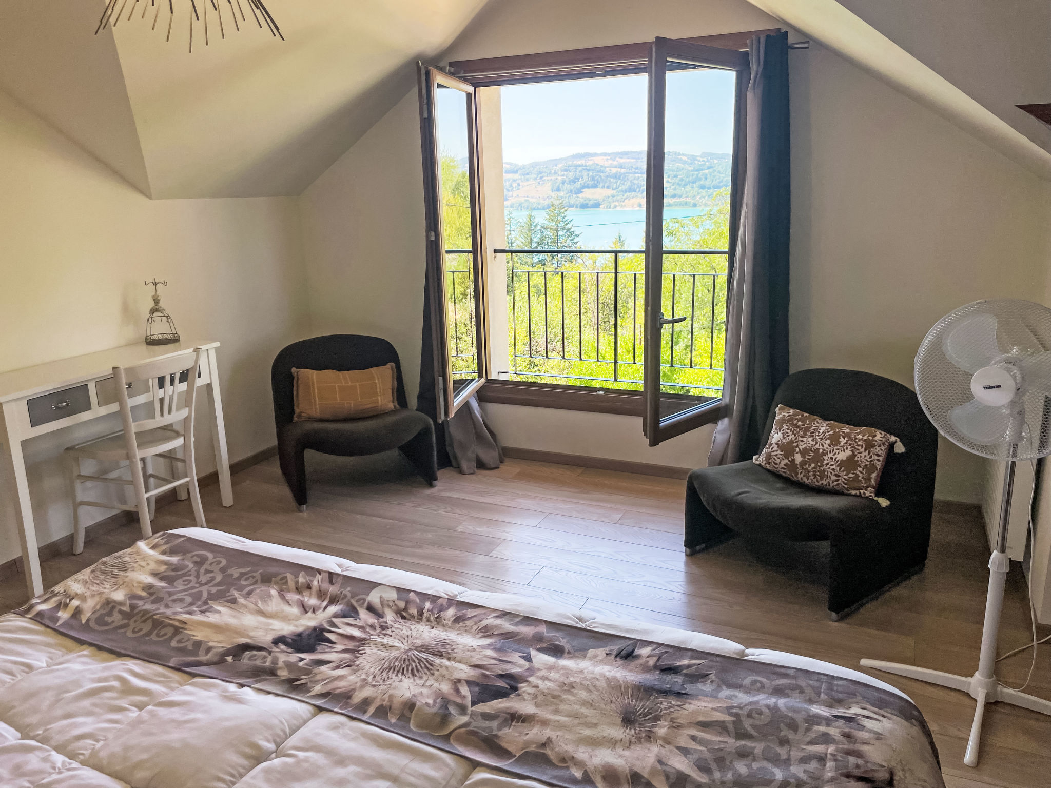 In Aiguebelette-Le-Lac mit Garten, Terrasse und Grill - Inside