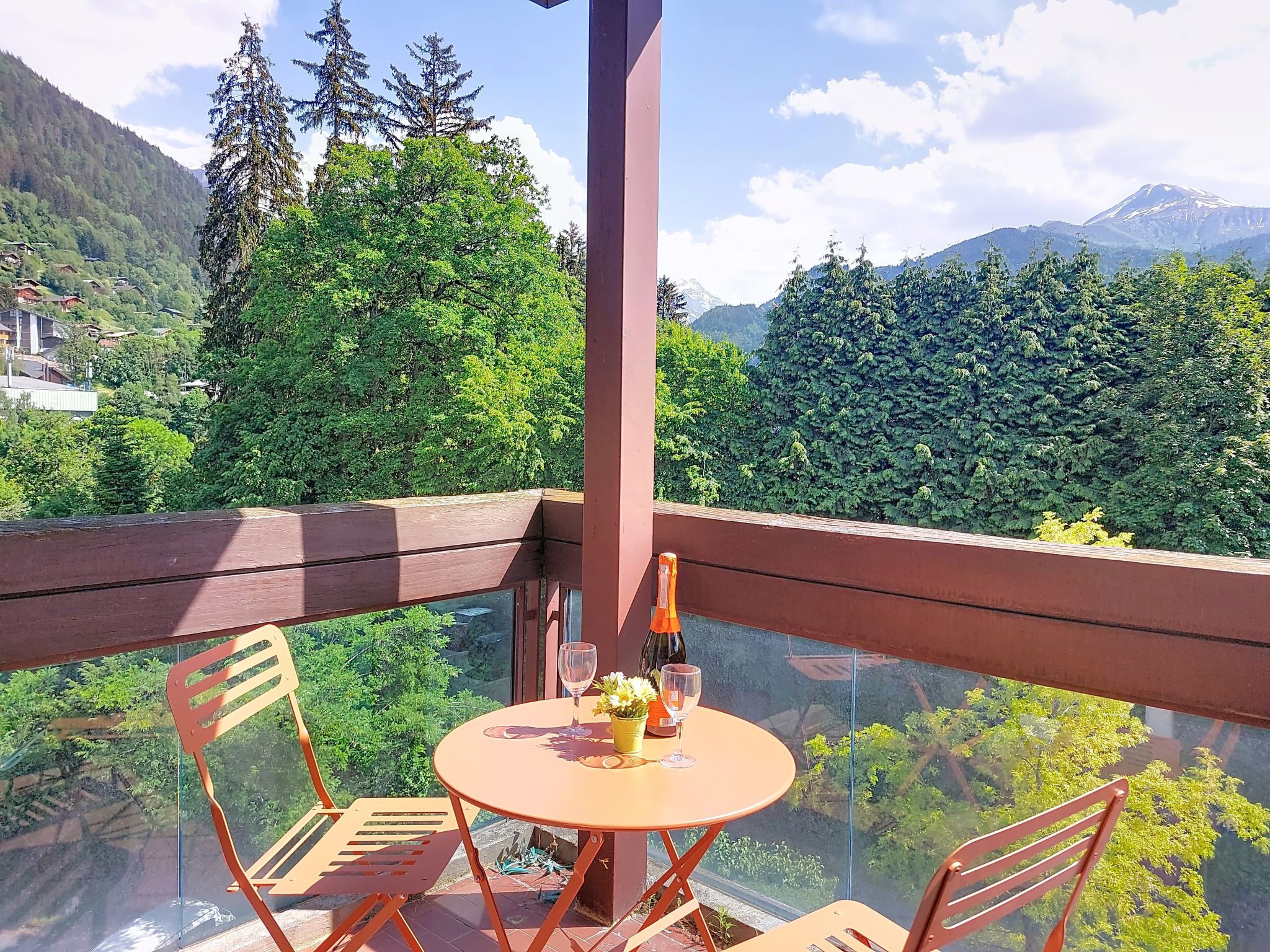 "Castel des roches A36", studio 1-kamer 20 m2 op de 3e verdieping. Woon-/eetkamer met 1 divanbed (140 cm, lengte 190 cm), eettafel en TV (Flatscreen TV). Uitgang naar het balkon. Slaapnis met 1 x 2 st..