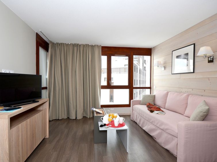 "Le Panoramic (FLA410)", appartement 2-kamers 34 m2. Modern en stijlvol ingericht: woon-/slaapkamer met 2 slaapplaatsen, eettafel en TV. Uitgang naar het balkon. 1 kamer met 1 2-pers bed. Kleine, open..