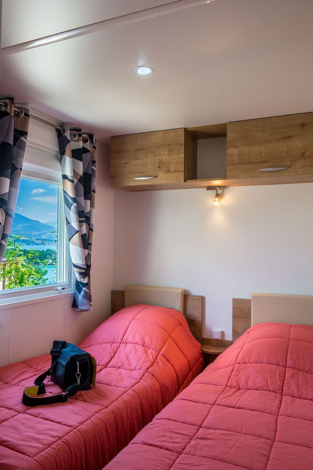 Gemütliches Chalet am Ufer des Sees von Serre-Ponçon-Drinnen