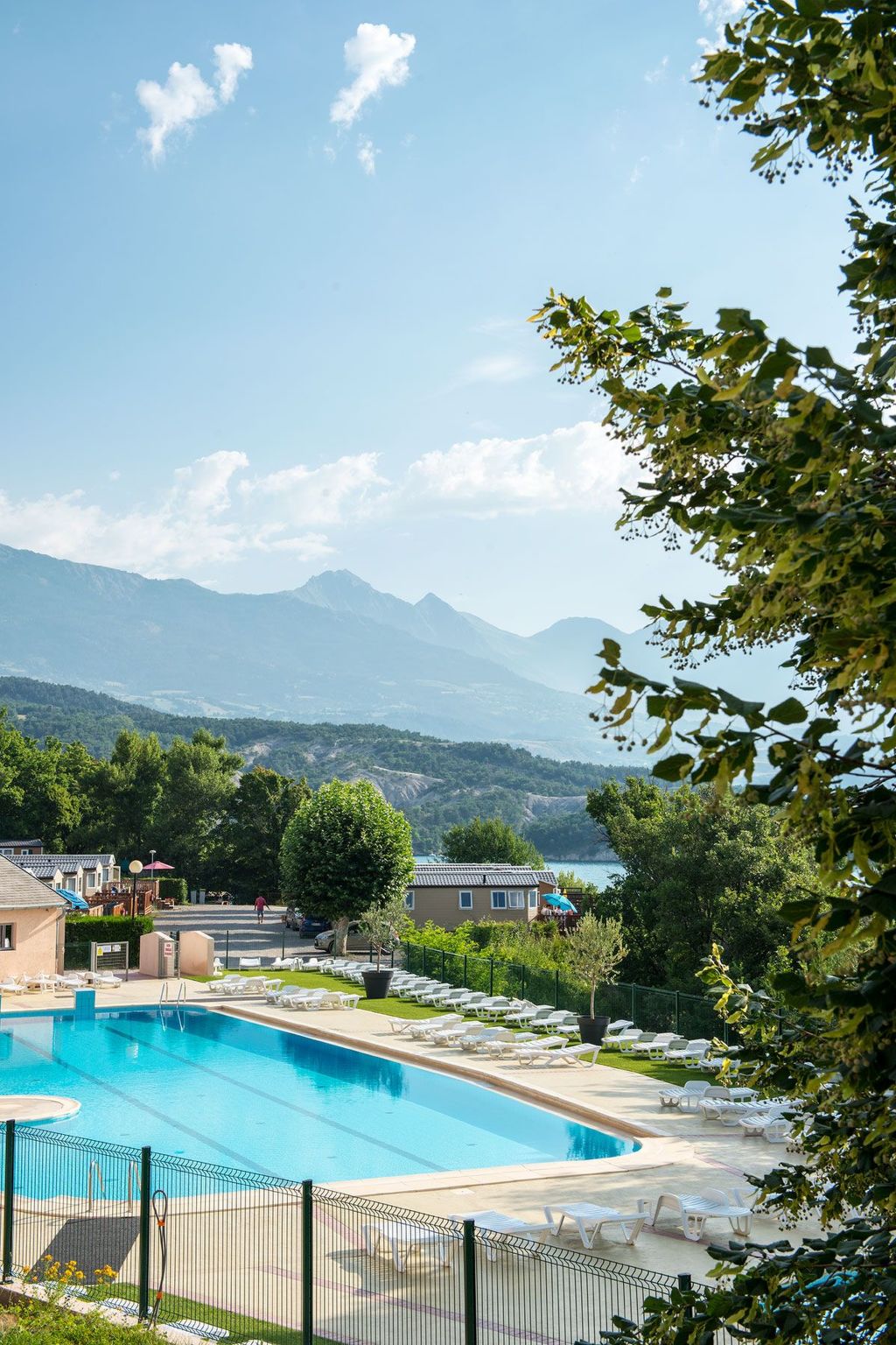 Gemütliches Chalet am Ufer des Sees von Serre-Ponçon-Drinnen