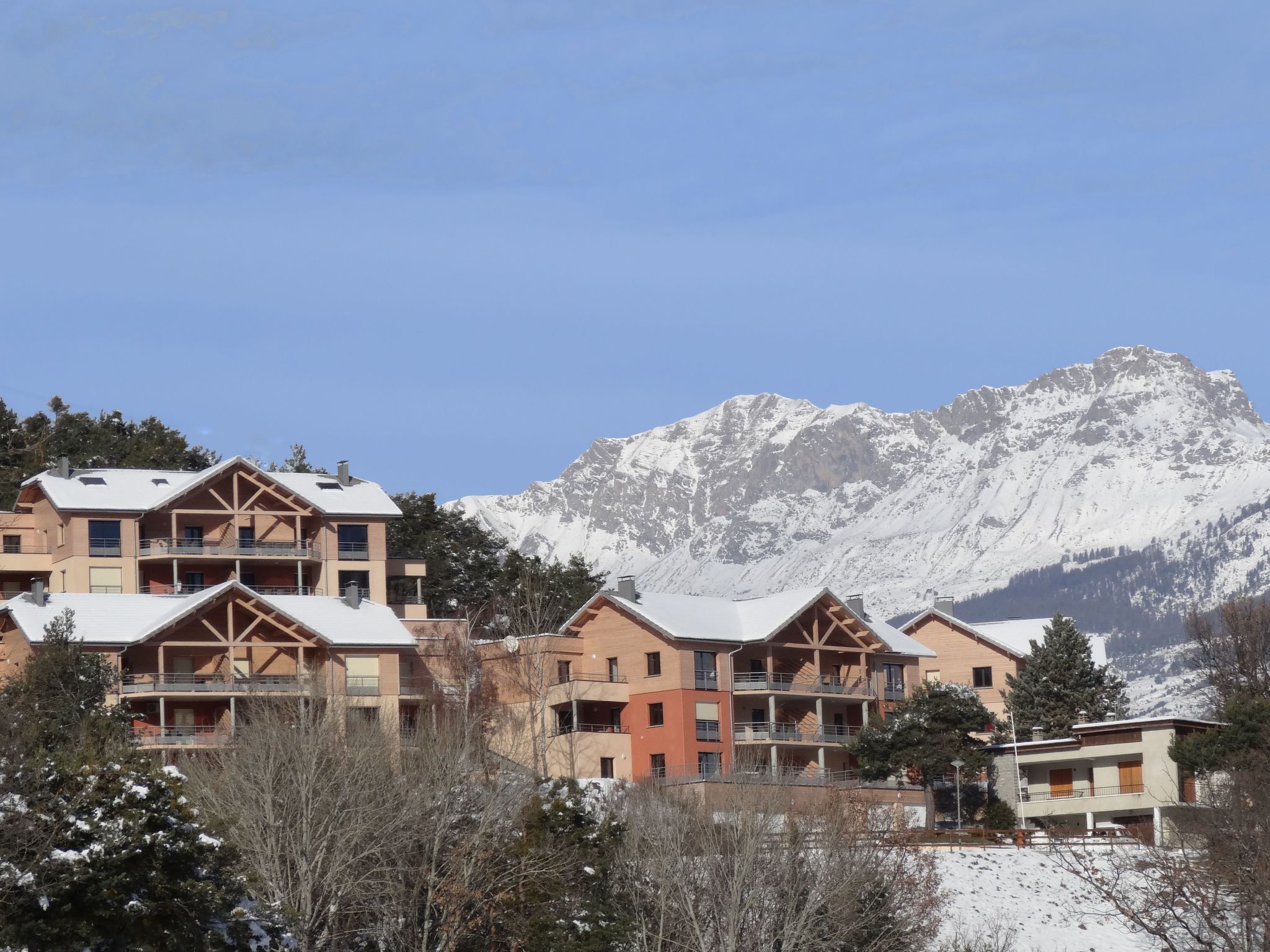Gemütliches Chalet am Ufer des Sees von Serre-Ponçon-Drinnen