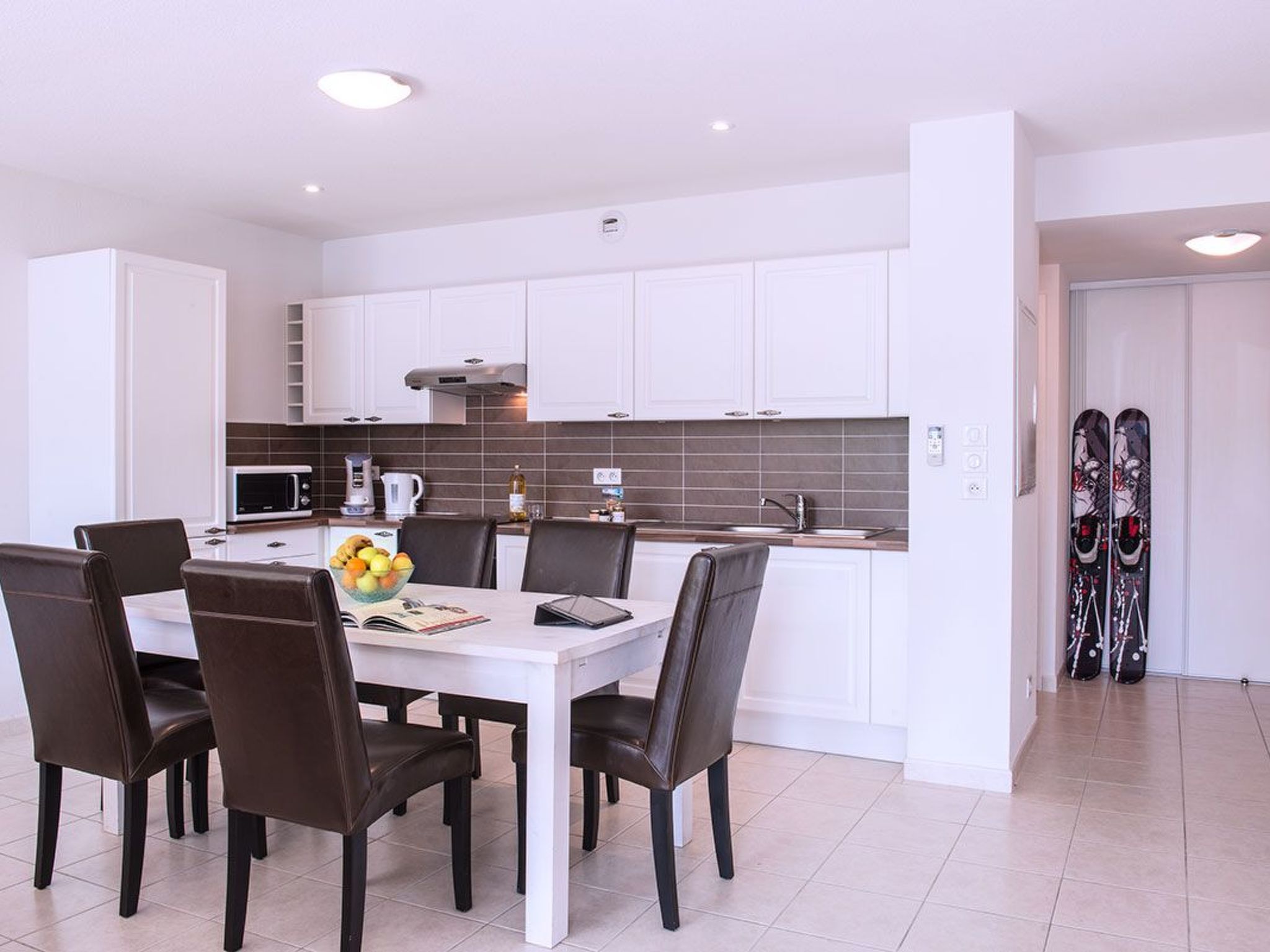 Mit Blick auf das Wasser-Dedans