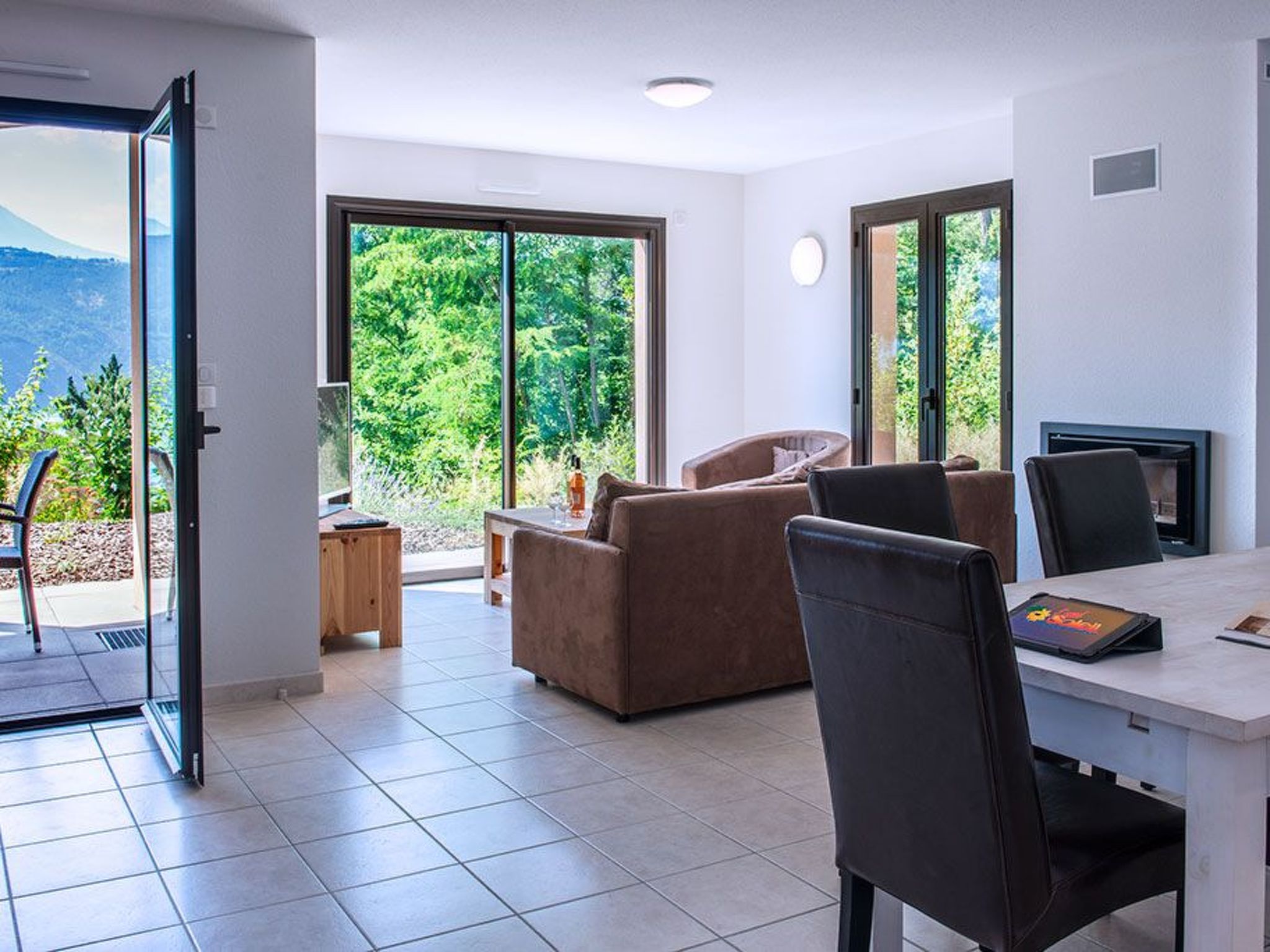 Mit Blick auf das Wasser-Dedans