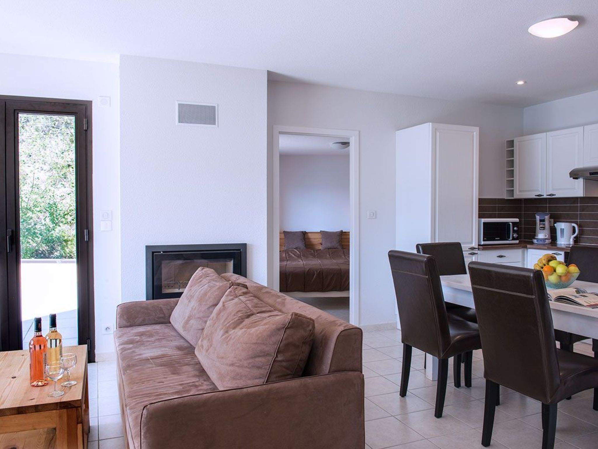 Mit Blick auf das Wasser-Dedans