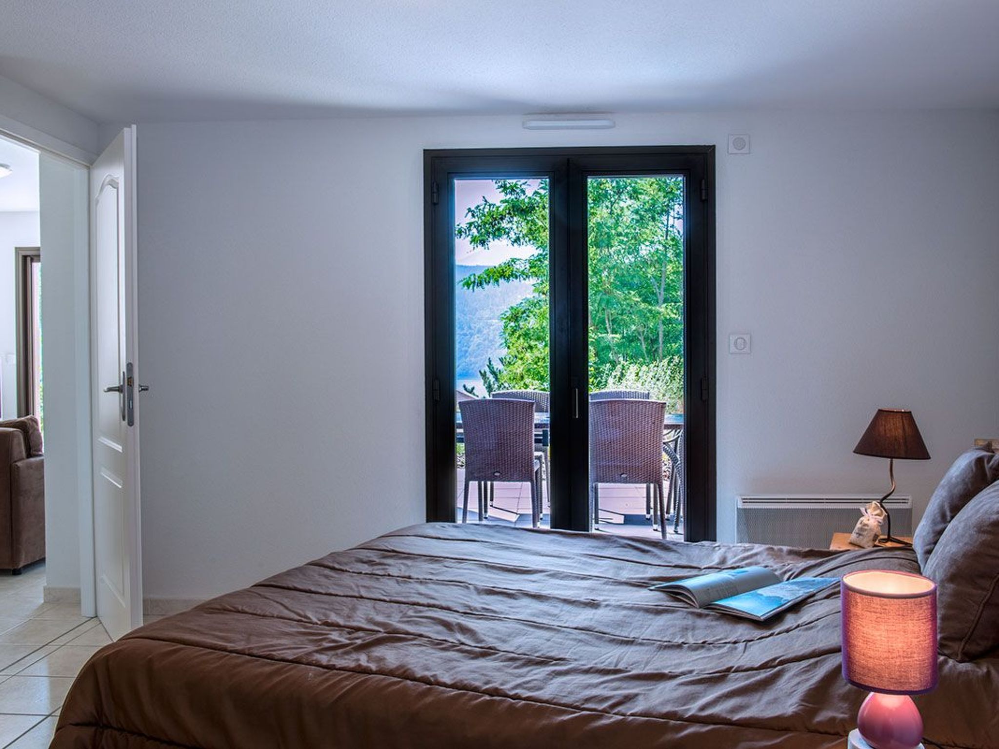 Mit Blick auf das Wasser-Dedans