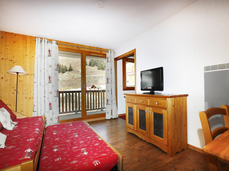 "T.Bergerie", appartement 2-kamers 28 m2 op de 3e verdieping. Het objekt is geschikt voor 4 volwassenen. Woonkamer met 1 divanbed, 1 uitschuifbaar bed en TV. 1 kamer met 1 2-pers bed. Keuken (afwasmac..