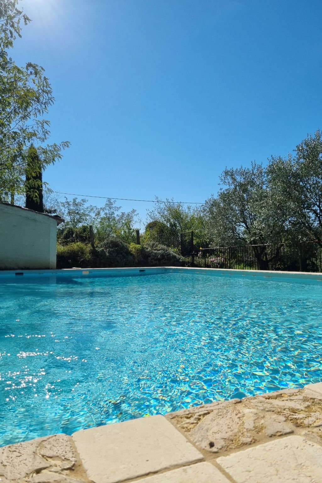 Mas de la damisello-Binnen