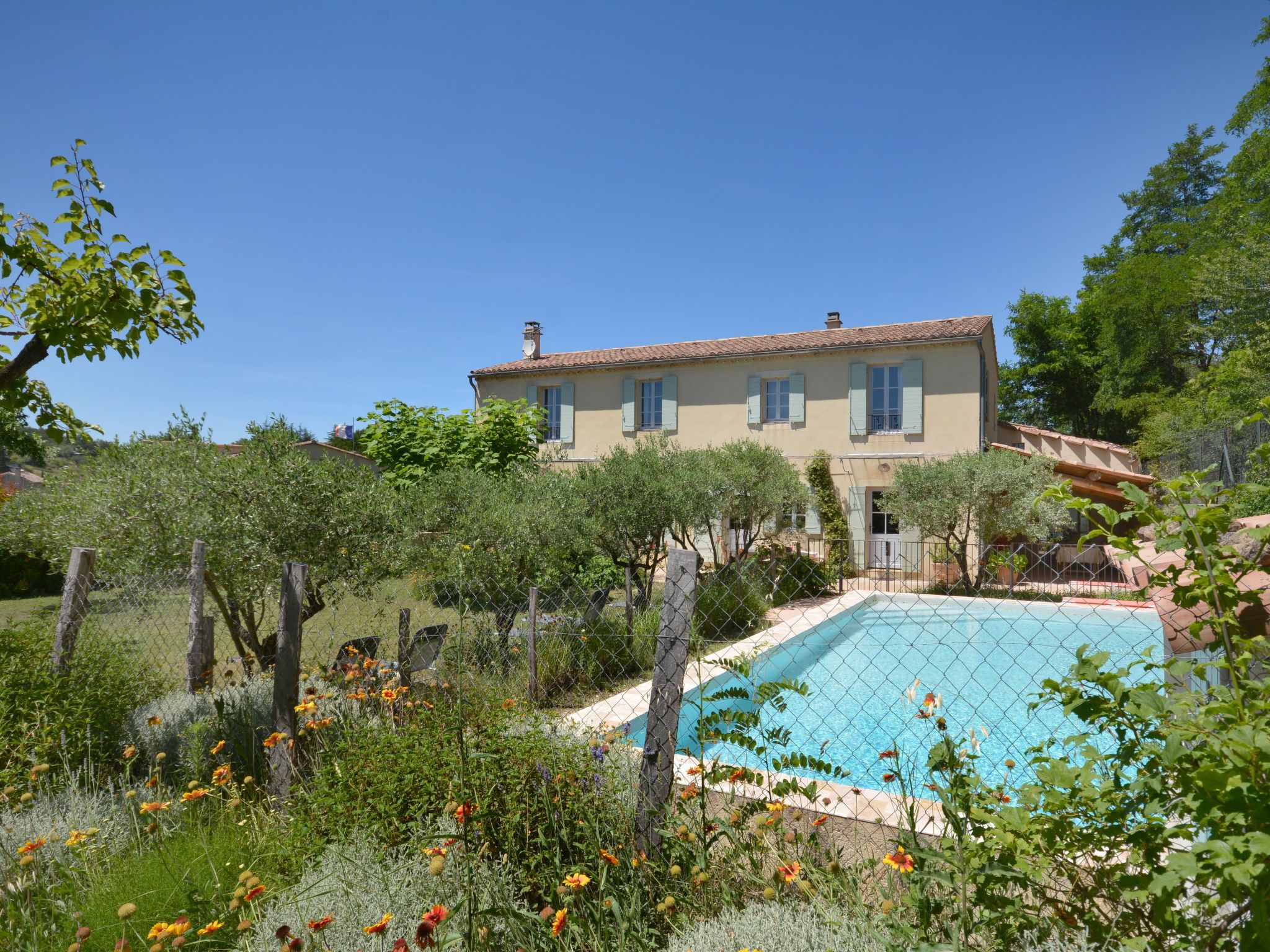 Mas de la damisello-Binnen