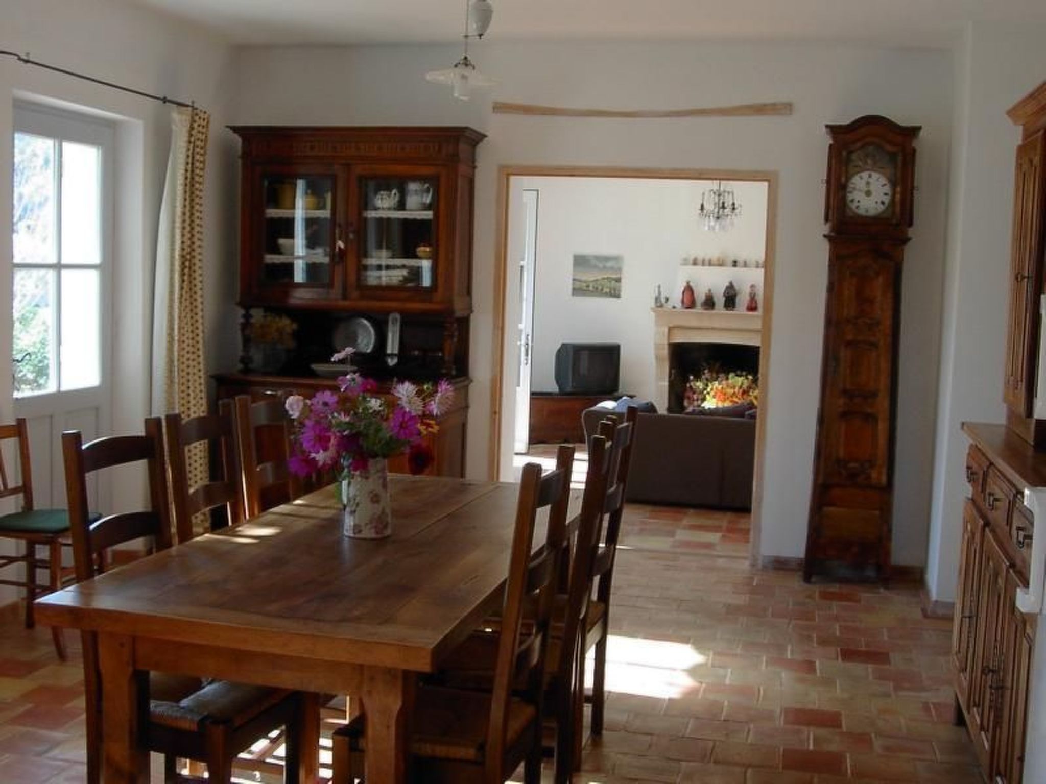 Mas de la damisello-Binnen