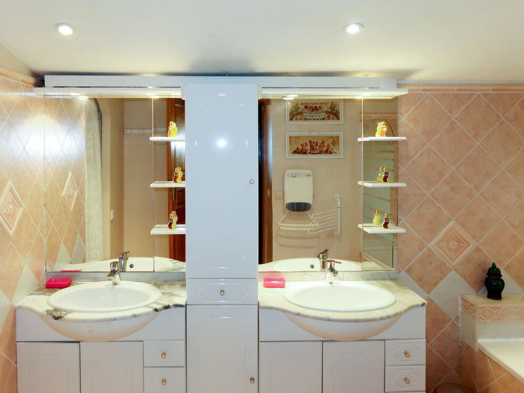 Search and Stay destination L'Isle-sur-la-Sorgue, Provence-Alpes-Côte d'Azur - France from AU$ 250. L'Isle sur la Sorgue