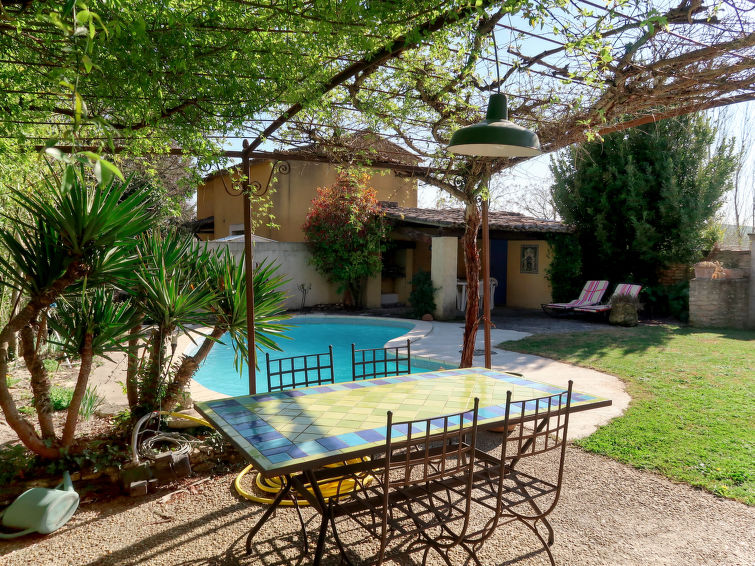 Search and Stay destination L'Isle-sur-la-Sorgue, Provence-Alpes-Côte d'Azur - France from AU$ 250. L'Isle sur la Sorgue