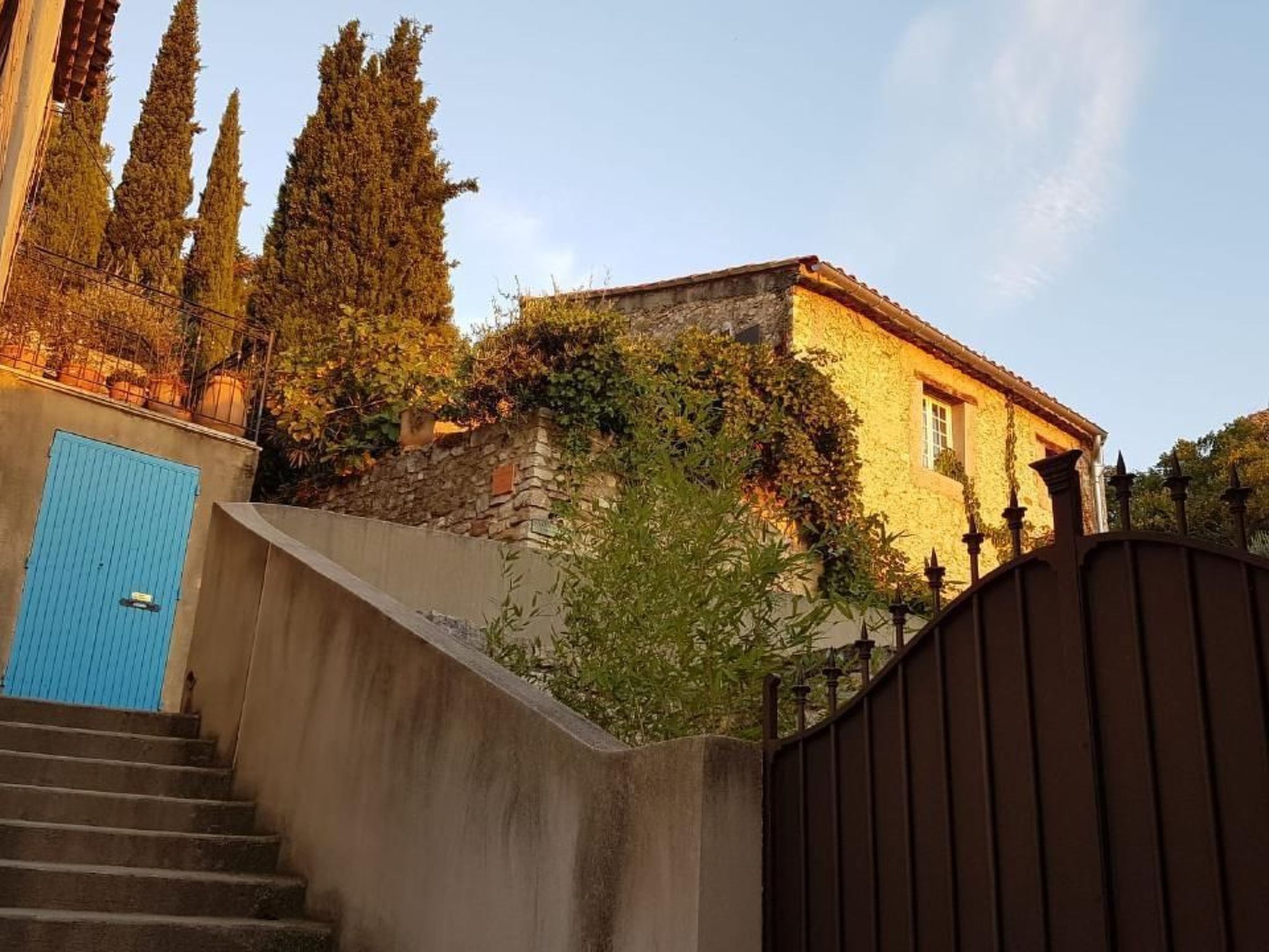 Provenzalisches Haus aus Naturstein in Gigondas-Binnen