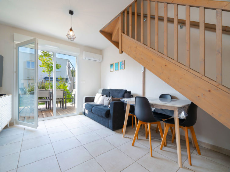 "La Dune", villa 3-kamers 40 m2, op de begane grond. Het objekt is geschikt voor 6 volwassenen. Woonkamer met 1 divanbed, 1 uitschuifbaar bed en TV. 1 kamer met 1 2-pers bed. 1 kamer met 1 2-pers bed...