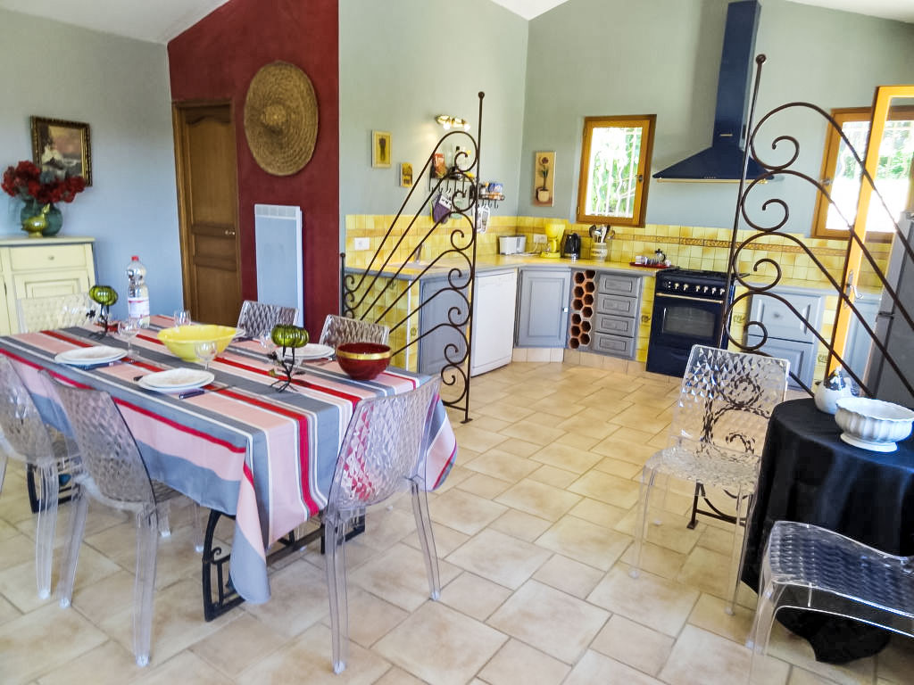 Villa les Vignes — Kitchen / Dining Room