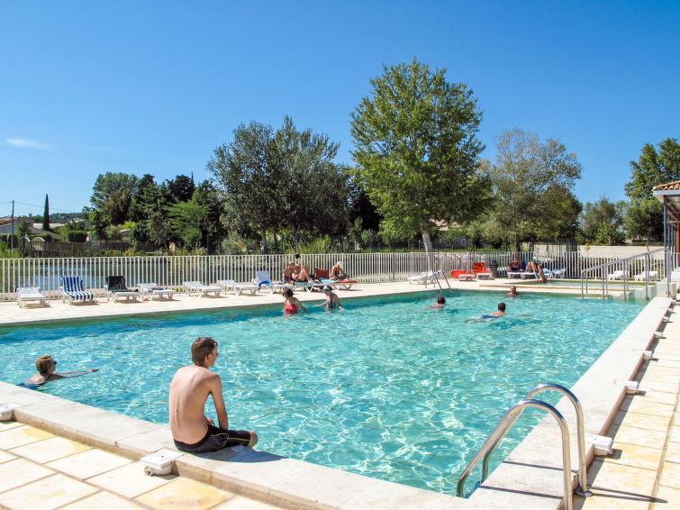 "Sun Hols les Rives du Lac (SST151)", huis in een rij 3-kamers 40 tot 45 m2. Mooi ingericht: woon-/slaapkamer met 1 divanbed en eettafel. Uitgang naar het terras. Kookhoek (2-pits kookplaat, afwasmach..