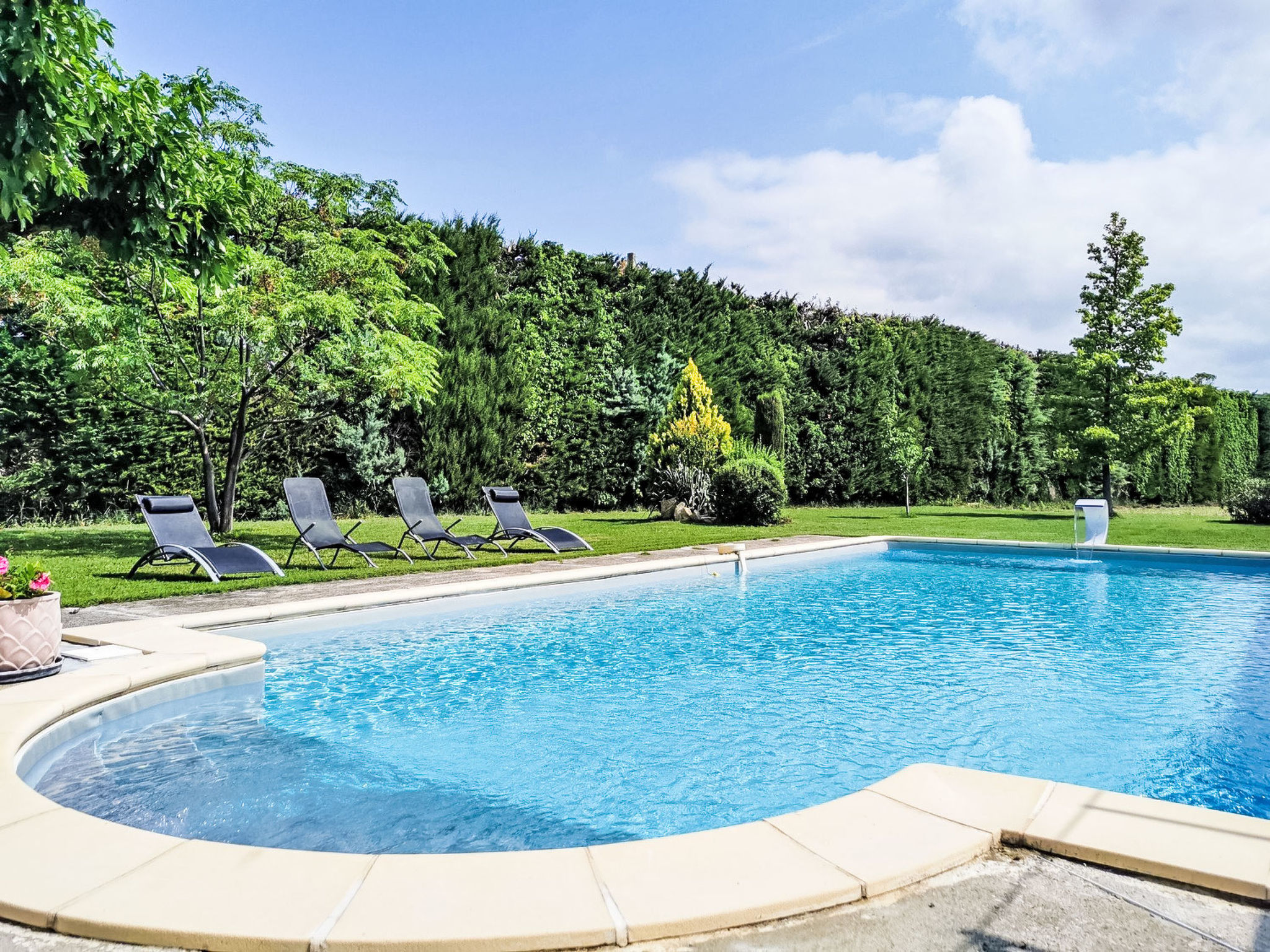 Auf dem Land mit Pool