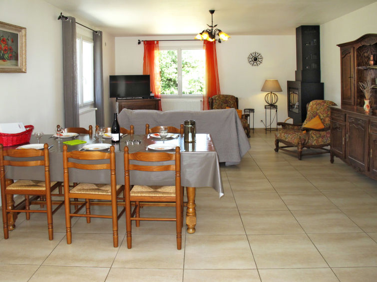 Search and Stay destination Valréas, Provence-Alpes-Côte d'Azur - France from AU$ 169. Les Lilas Blancs (VRS205)