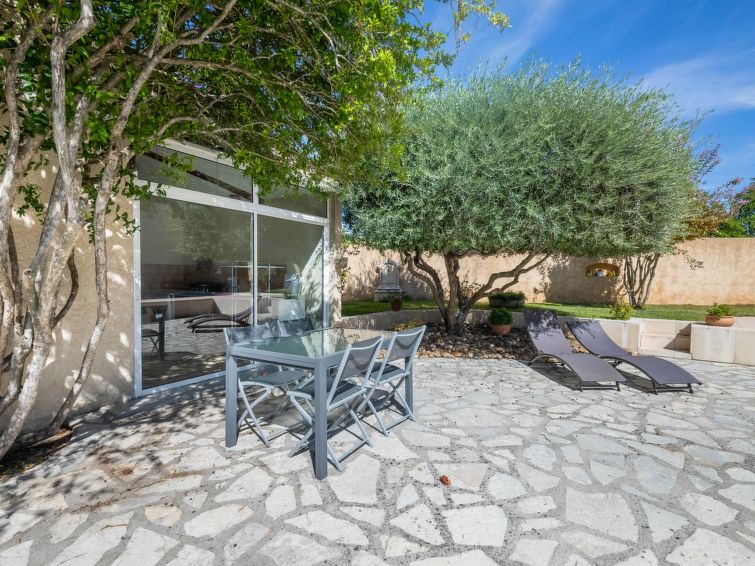 Search and Stay destination Noves, Provence-Alpes-Côte d'Azur - France from AU$ 186. Mas Madelon