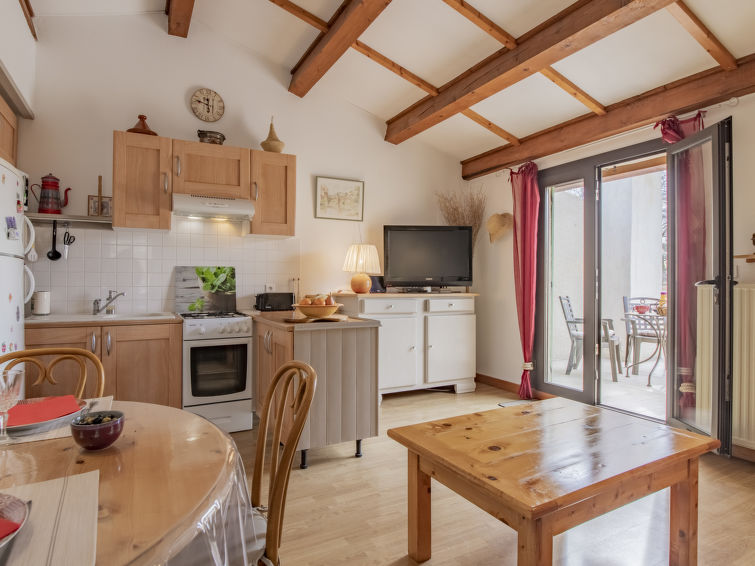 Search and Stay destination Noves, Provence-Alpes-Côte d'Azur - France from AU$ 164. L'Aquillon