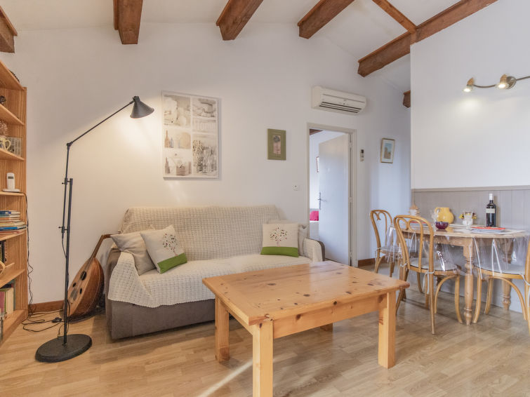 Search and Stay destination Noves, Provence-Alpes-Côte d'Azur - France from AU$ 164. L'Aquillon