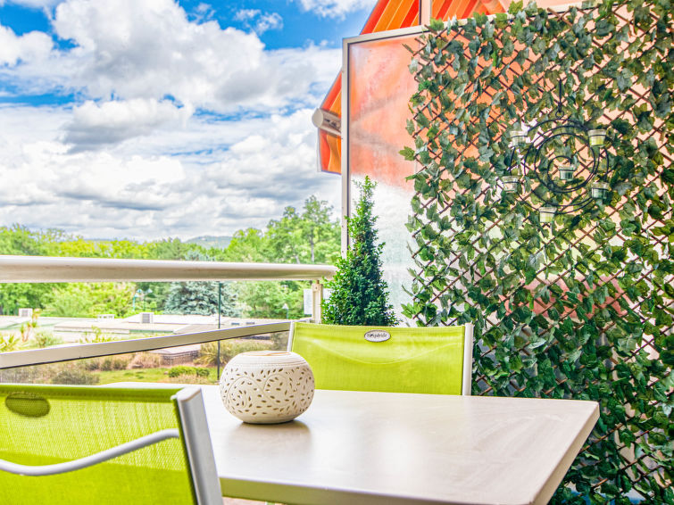 "Chez Lucie", 2-Zimmer-Wohnung 48 m2 im 1. Stock. Komfortabel eingerichtet: Eingang. Wohnzimmer mit Esstisch, TV und Flachbildschirm. Ausgang zum Balkon. 1 Zimmer mit 1 franz. Bett (180 cm, Länge 200..