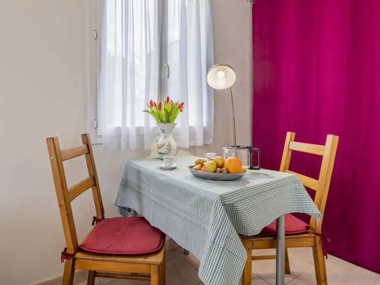 "Le petit Verdillon", appartement 1-kamer 25 m2. Het objekt is geschikt voor 2 volwassenen. Comfortabel ingericht: woon-/slaapkamer met 1 2-pers divanbed (1 x 140 cm, lengte 190 cm), TV en Flatscreen ..