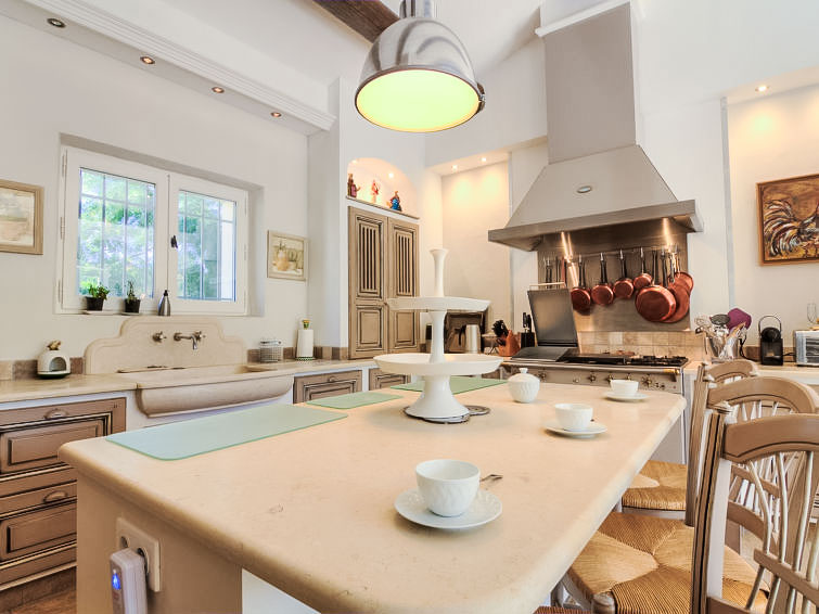 Search and Stay destination Saint-Rémy-de-Provence, Provence-Alpes-Côte d'Azur - France from AU$ 859. La Villebague