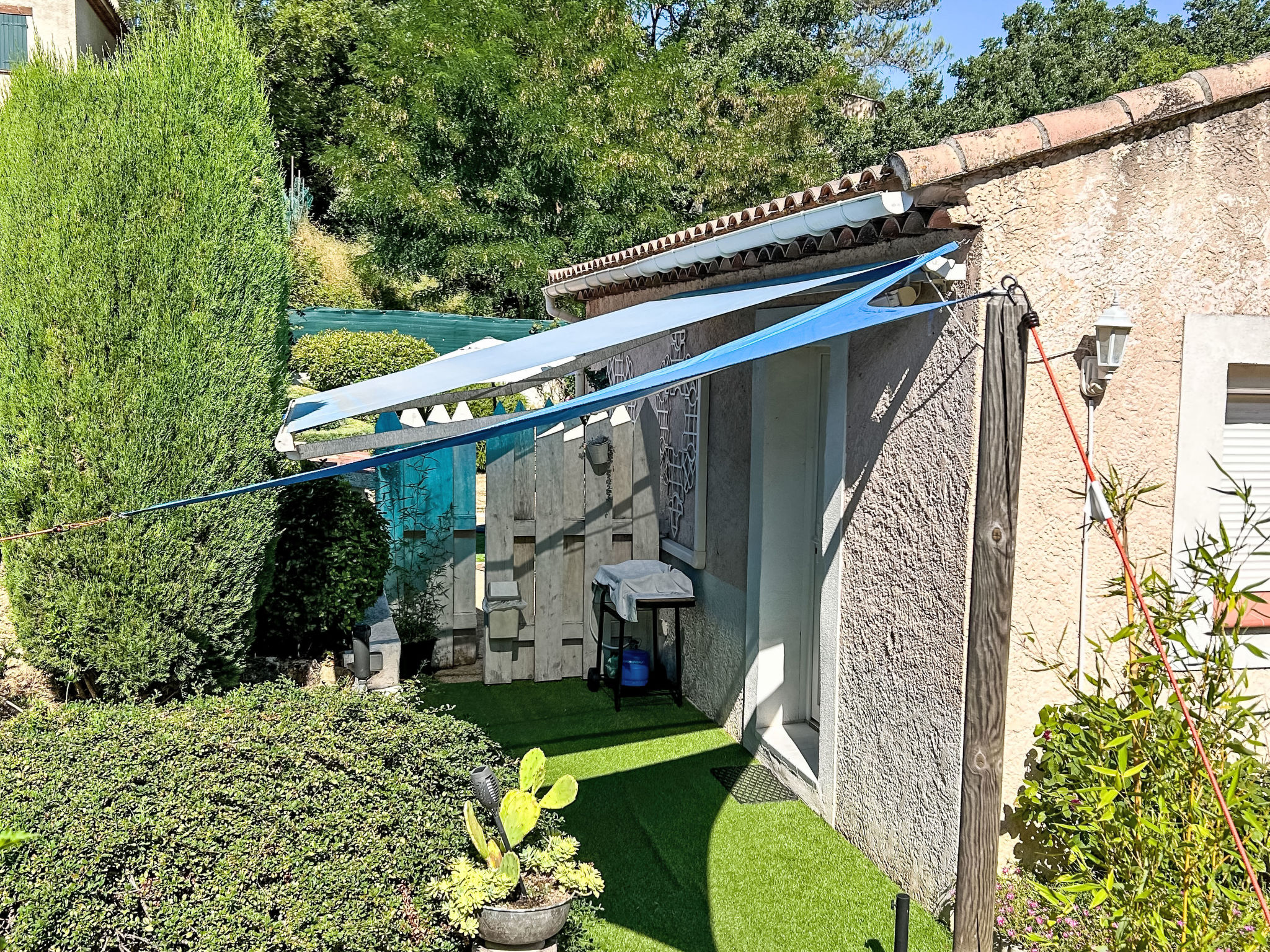 Mimet la diote, Ausflug in die Sonne und in die Ruhe - Buiten