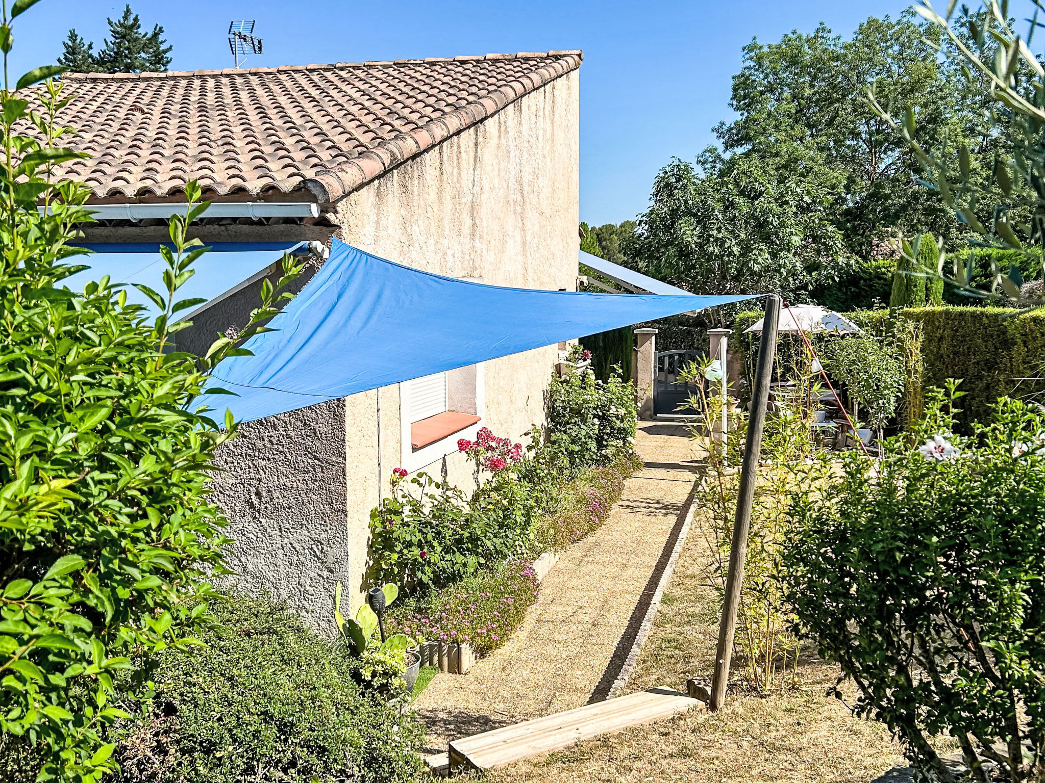Mimet la diote, Ausflug in die Sonne und in die Ruhe - Buiten
