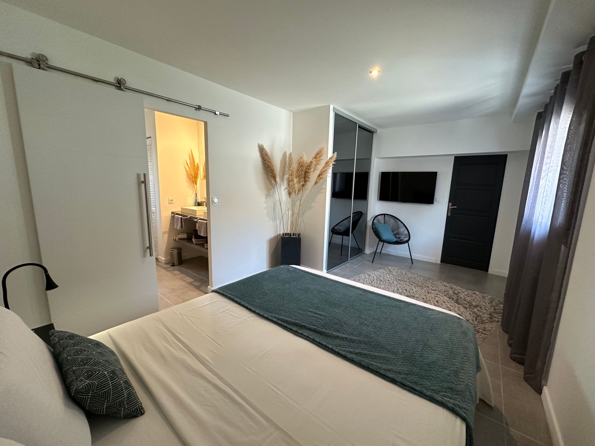 Eine kleine Ecke der Provence. Privater beheizter Pool-Binnen