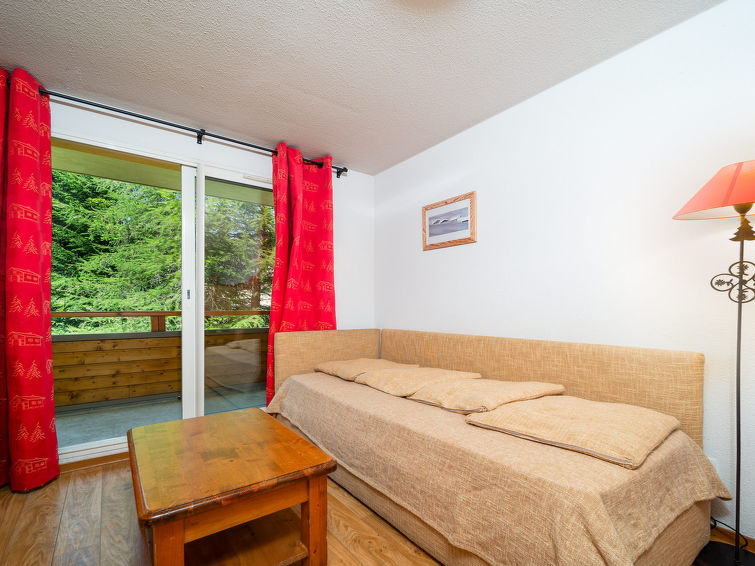 "Central Park", appartement 3-kamers 40 m2 op de 3e verdieping. Het objekt is geschikt voor 6 volwassenen. Woonkamer met 1 divanbed, 1 uitschuifbaar bed en TV. 1 kamer met 1 2-pers bed. 1 kamer met 2 ..