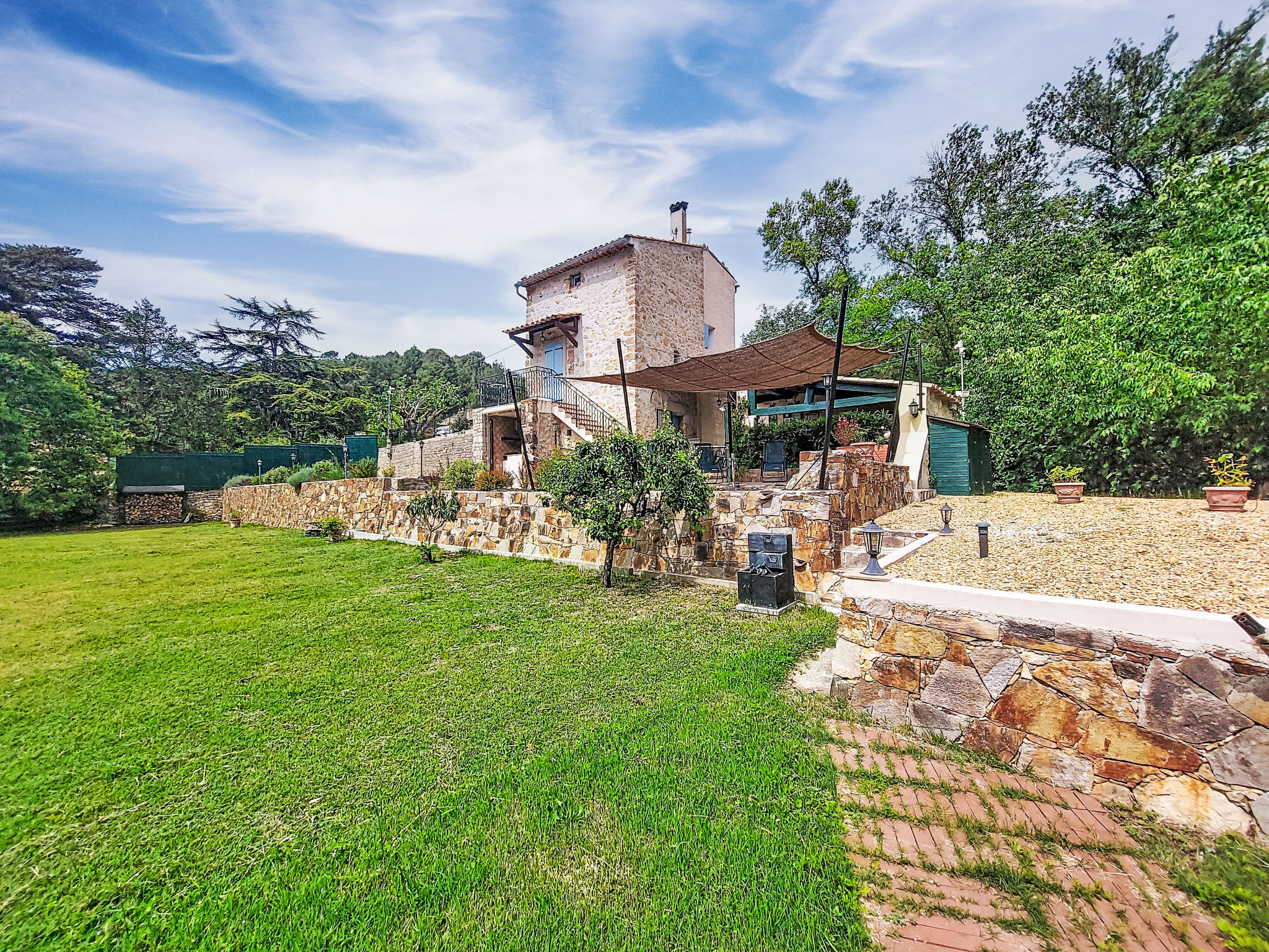 La maison aux volets bleus - Buiten