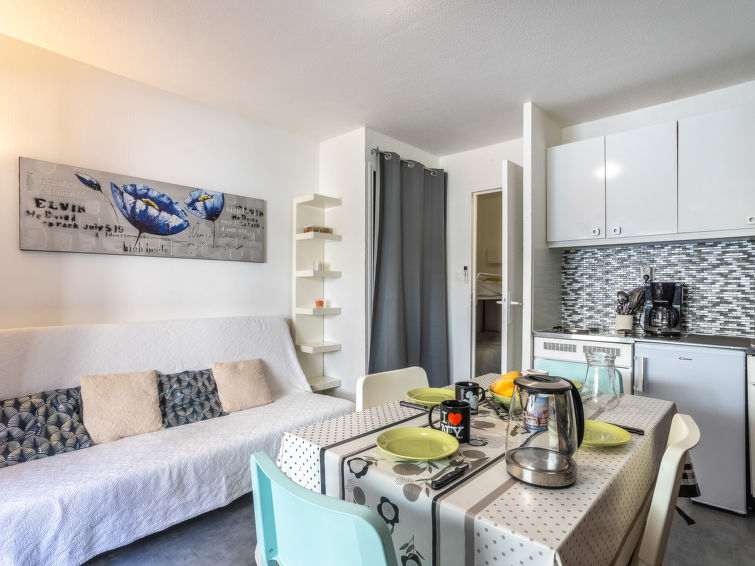 Appartement 1-kamer 20 m2, op de begane grond. Comfortabel ingericht: hal, zonder ramen met 1 x 2 stapelbedden (80 cm, lengte 190 cm). Woon-/eetkamer met 1 2-pers divanbed (140 cm, lengte 200 cm), TV ..