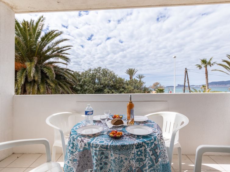 Search and Stay destination Saint-Cyr-sur-Mer, Provence-Alpes-Côte d'Azur - France from AU$ 194. Super Plage