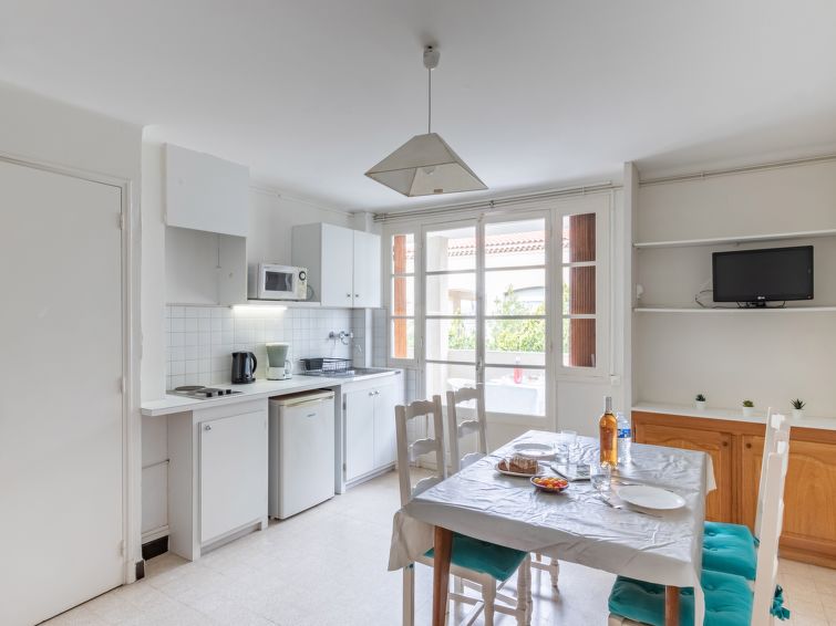 Search and Stay destination Saint-Cyr-sur-Mer, Provence-Alpes-Côte d'Azur - France from AU$ 161. Super Plage