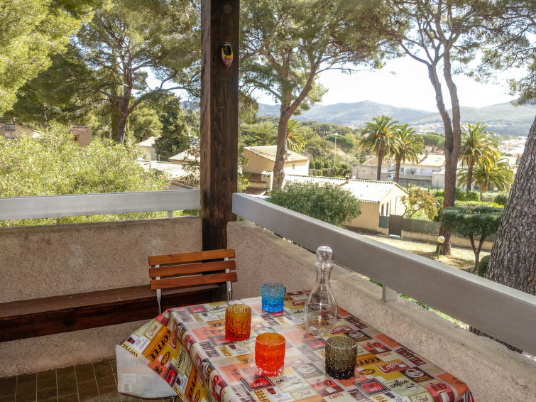 Search and Stay destination Saint-Cyr-sur-Mer, Provence-Alpes-Côte d'Azur - France from AU$ 135. Les Hauts du Port