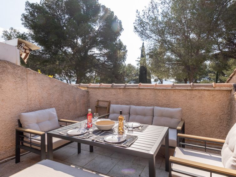 Search and Stay destination Saint-Cyr-sur-Mer, Provence-Alpes-Côte d'Azur - France from AU$ 192. Les Hauts du Port