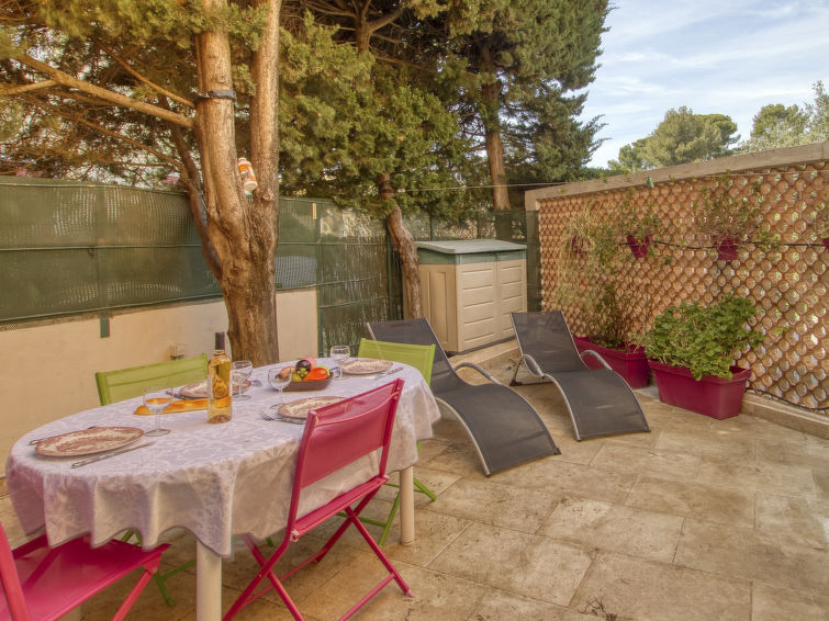 Search and Stay destination Saint-Cyr-sur-Mer, Provence-Alpes-Côte d'Azur - France from AU$ 155. L'Astrolabe