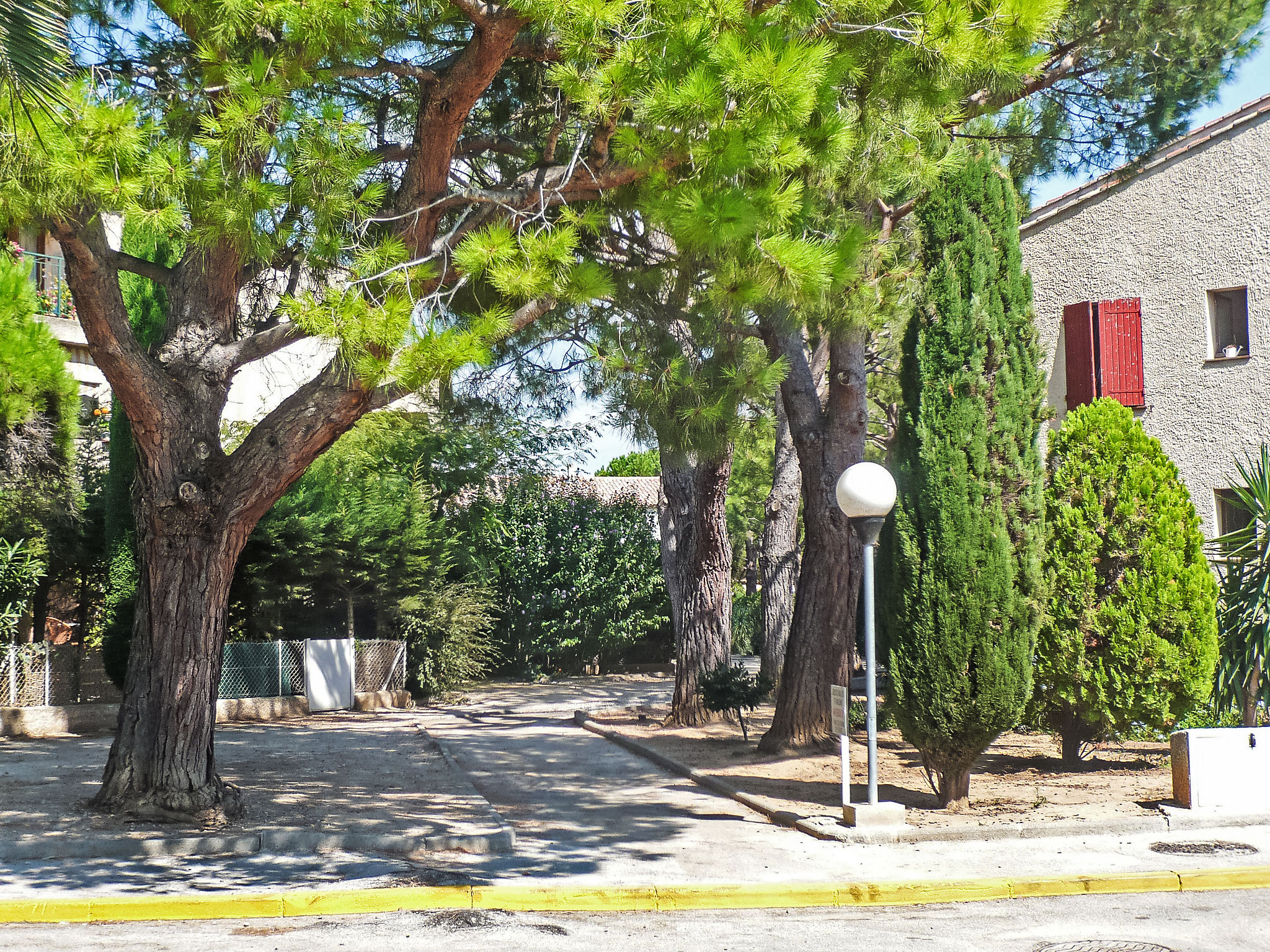 L'Ile heureuse-Outside