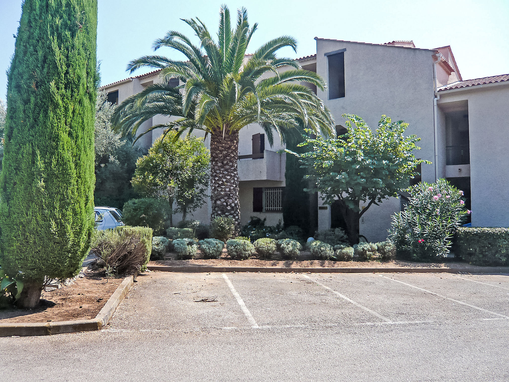 L'Ile heureuse-Outside