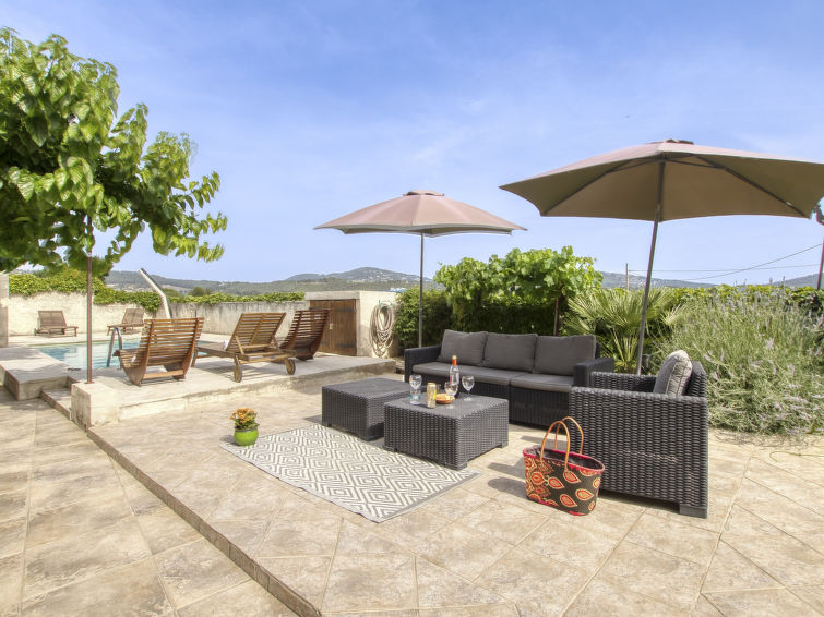 Search and Stay destination Saint-Cyr-sur-Mer, Provence-Alpes-Côte d'Azur - France from AU$ 262. La Bastide Neuve