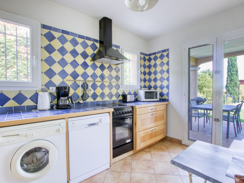 Le Puit des Oliviers 2 — Kitchen / Dining Room